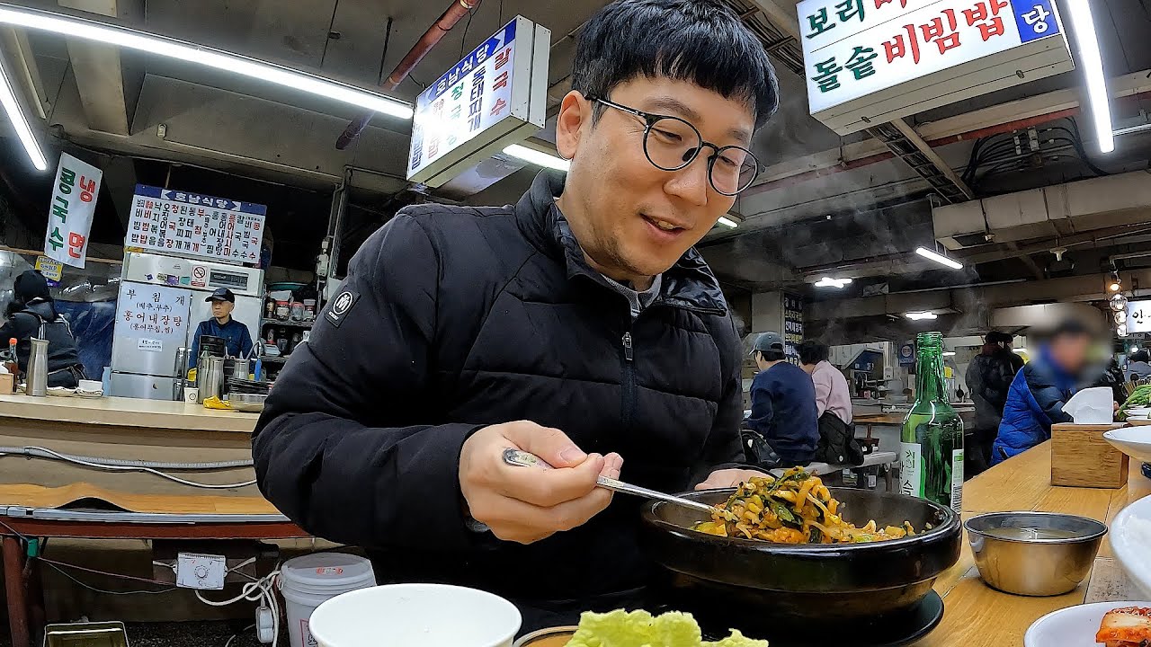 시장에서 혼자 힐링하는 40대 후반 중년의 일상