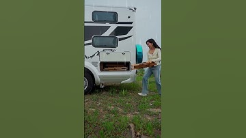 When I was camping in an RV with my friends, it suddenly started to rain.