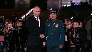 Путин вручили «Золотые звёзды» Героев Российской Федерации Алексею Неустроеву и Филиппу Евсееву