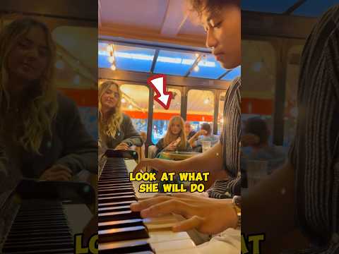 This girl starts to sing in the restaurant, EVERYONE WAS SHOCKED 😱