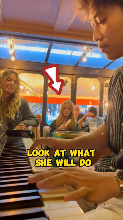 This girl starts to sing in the restaurant, EVERYONE WAS SHOCKED 😱
