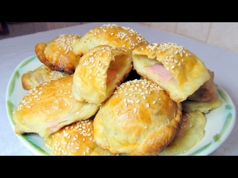 Видео рецепт Слоеные пирожки с курицей и сыром