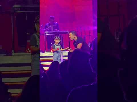 My favorite moment from the Two For the Road tour so far 😊