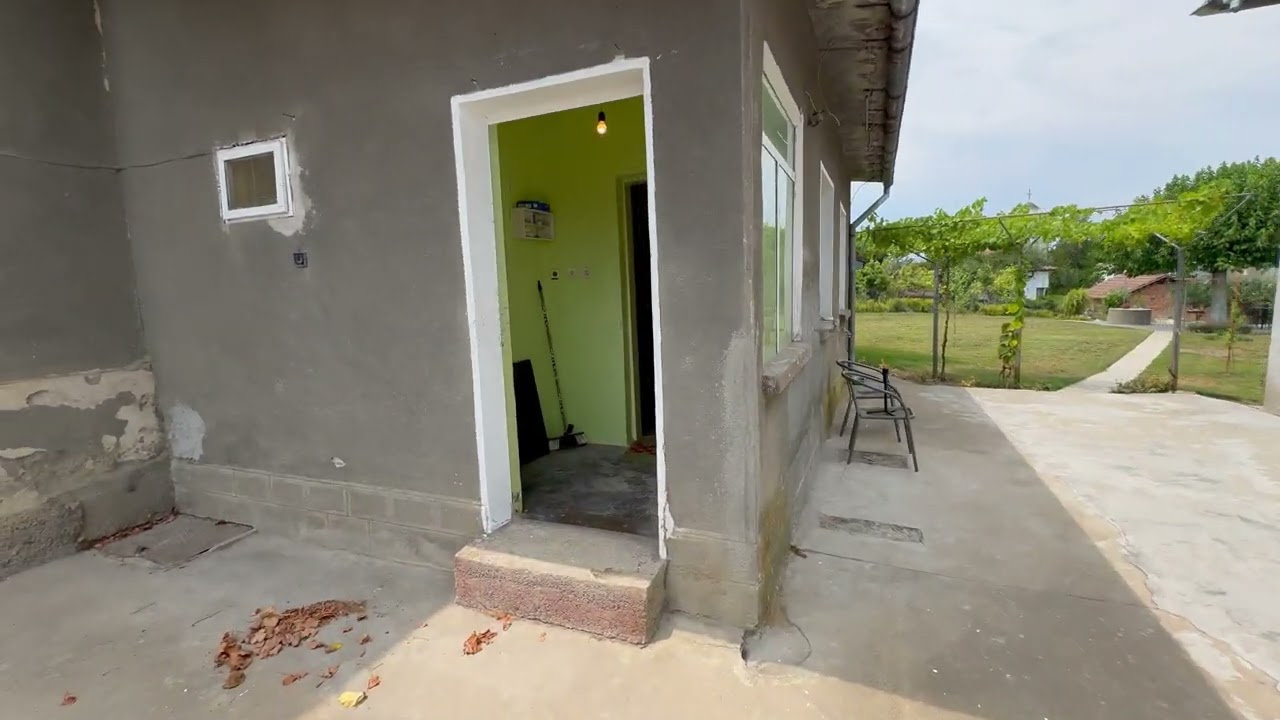 Реновирана къща с къща за гости, озеленен двор и басейн – гр. Долни Дъбник