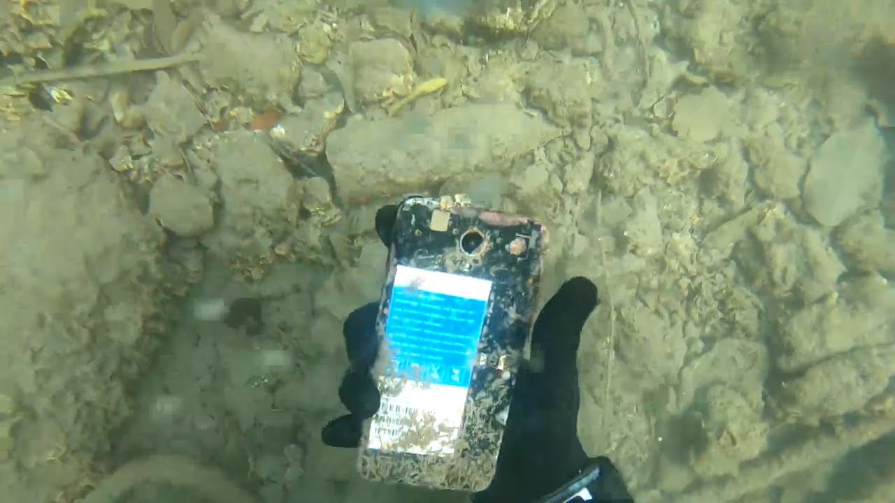 Айфон 15 под водой