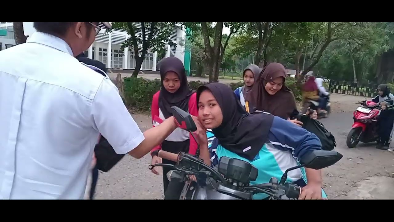 Menyambut calon taruna dan calon taruni 2024/2025 di gerbang SMKN CIBOGO.