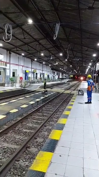 bel kedatangan kereta stasiun madiun