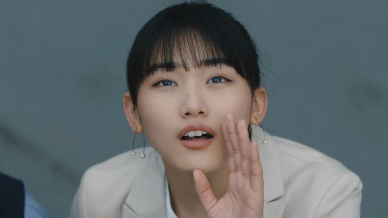 櫻坂46山﨑天、巨大ヒーローに冷めたツッコミ連発！？　サントリー天然水 ファイバー8000「怪獣バイアフー襲来」篇