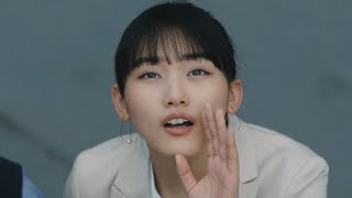 櫻坂46山﨑天、巨大ヒーローに冷めたツッコミ連発！？　サントリー天然水 ファイバー8000「怪獣バイアフー襲来」篇