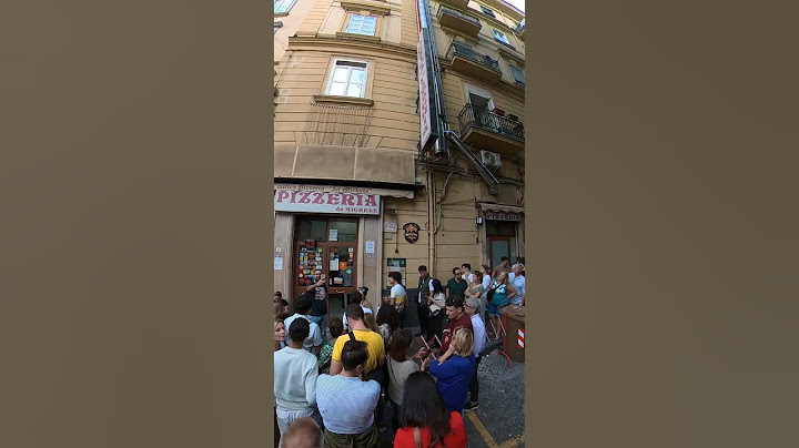 Waiting in line for a pizza in Pizzeria Da Michele, Naples #pizzalover #napoli #insta360