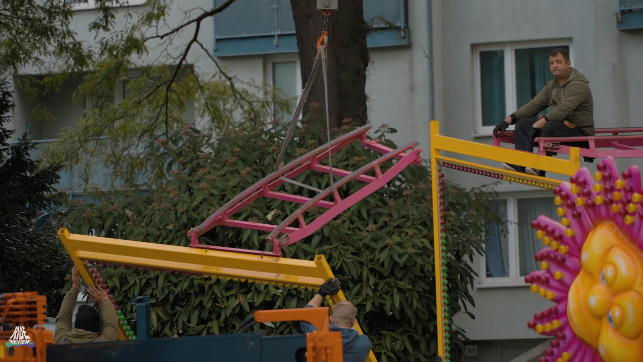 Kirmes Aufbau in der Innenstadt - Mönchengladbach / Rheydt - Spät 2024