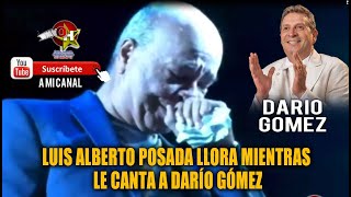 Luis Alberto Posada llora mientras le canta a Darío Gómez