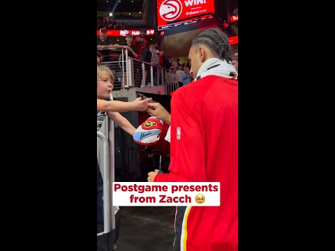 Fan gets the signature and towel from Zacch 🥹