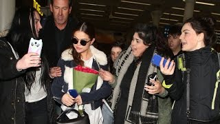 Selena gomez dodges a kiss from fan -- see the pic!