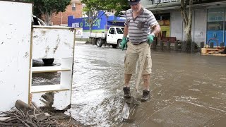 A romokat takarítják Ausztráliában az áradások után