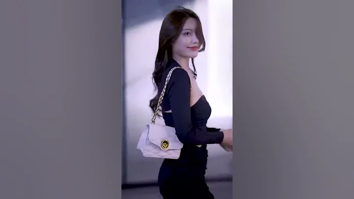 街拍美女 402 三里屯偶遇 紧身短裙 黑色抹胸 超美小姐姐 - 天天要闻