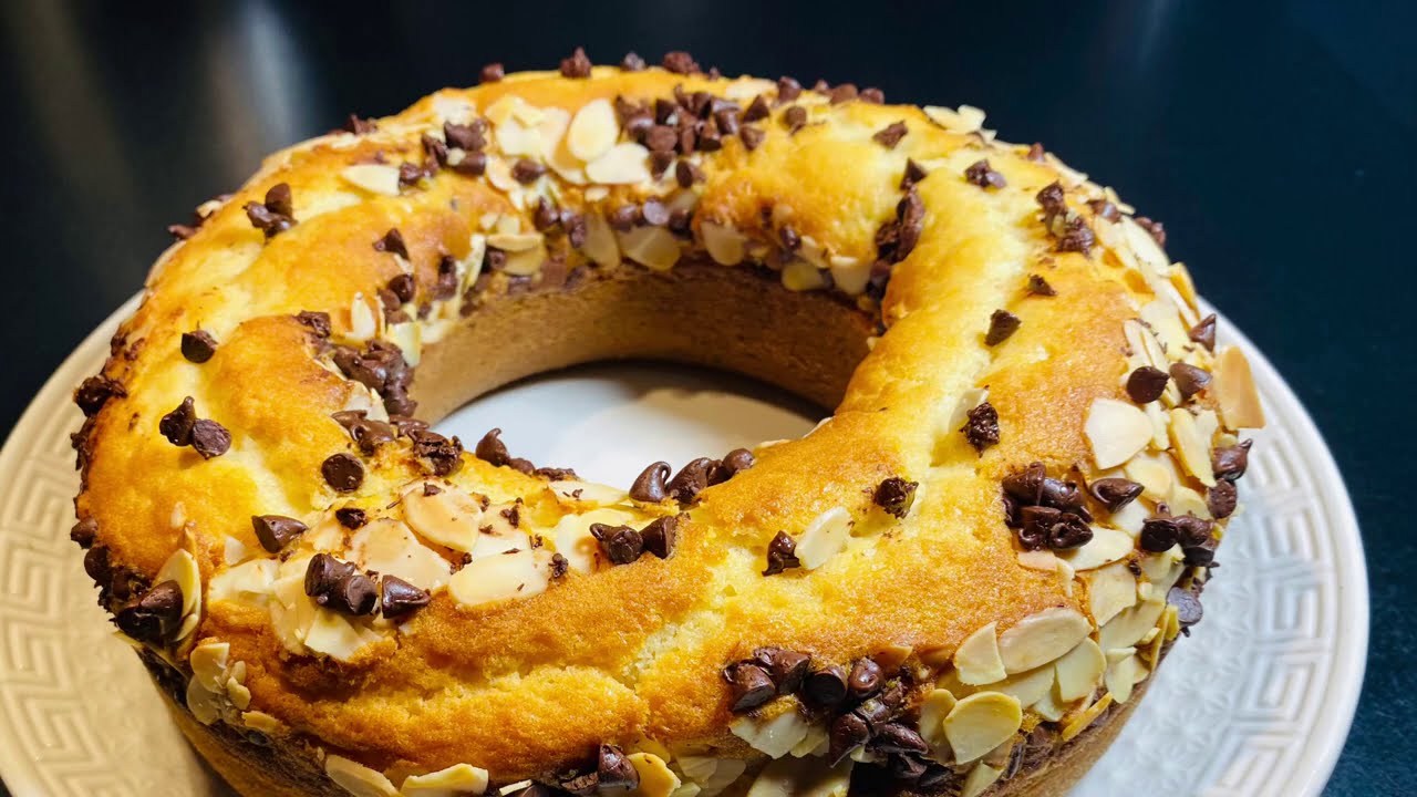 Recette D Un Gateau Hyper Moelleux Aux Pepites De Chocolat Et Aux Amandes Effilees Youtube Recette D Un Gateau Hyper Moelleux Aux Pepites De Chocolat Et Aux Amandes Effilees Youtube