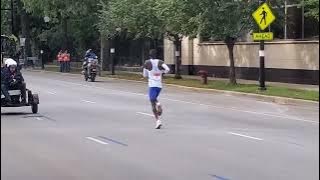 Chicago Marathon - Kelvin Kiptum Running Form in SLOW MO at MILE 22.5 setting World Record 2:00:35