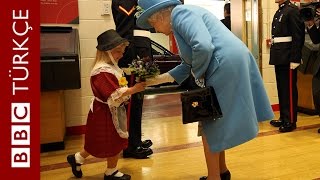 Kraliçe'ye çiçek veren küçük kıza askerden kaza tokatı - BBC TÜRKÇE Resimi