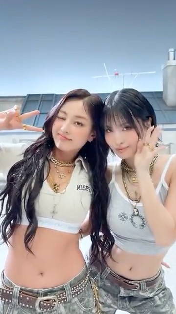 Beep beep beep 🚨 #MOMO #JIHYO #TWICE #트와이스 #THISISFOR #모모 #지효