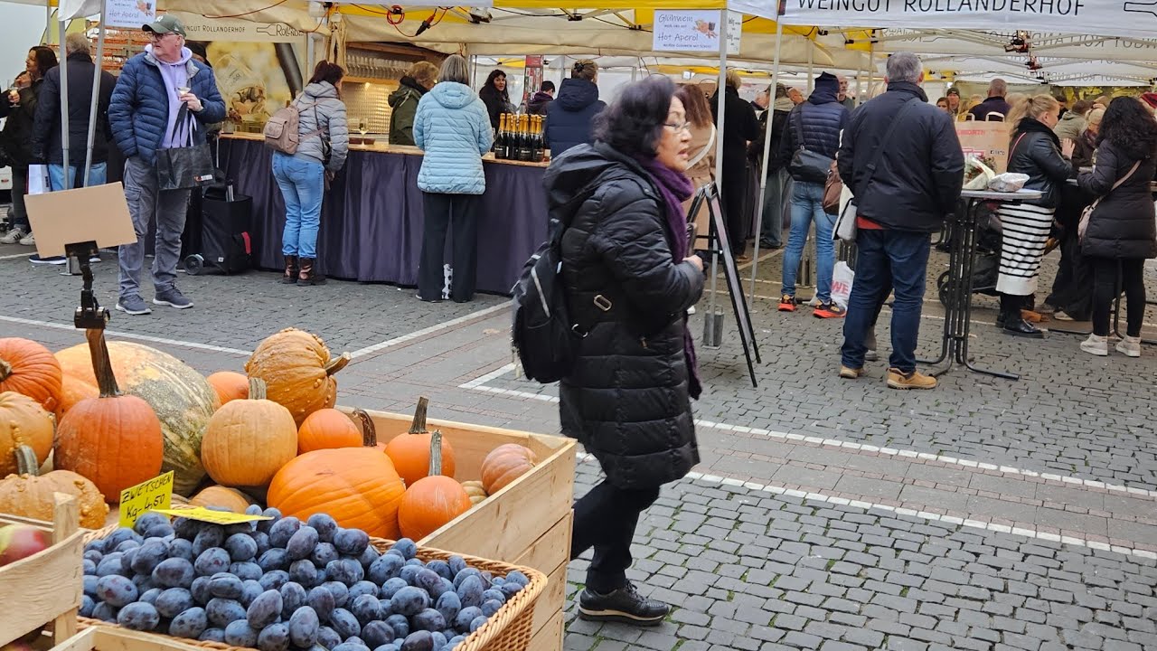 FRANKFURT/GERMANY/Autumn Walk on Zeil and Wochenmarkt