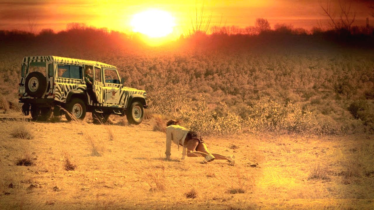 Их машина застряла в безлюдном месте, но если они из неё выйдут, то ...