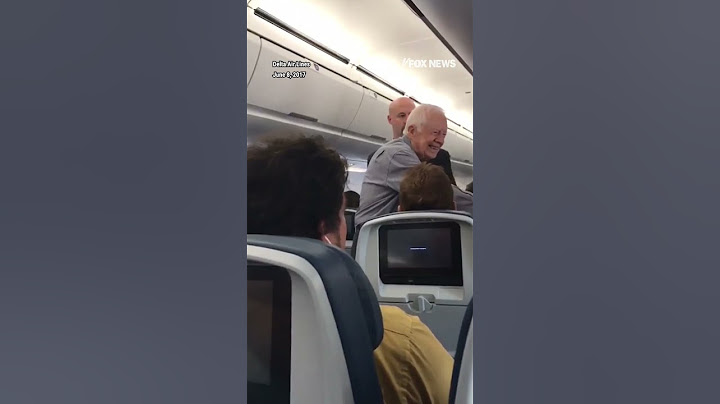 Flashback: Former President Jimmy Carter shakes hands with every passenger on Delta flight