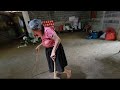 Apoyada por dos palos puede caminar niña Maria 