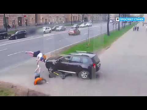 Самокатчик врезался в машину
