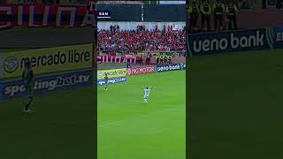 O Moisés não gostou nada da decisão do Rony nesse contra ataque do Santos contra o Deportivo Cuenca