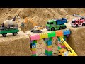 Truk konstruksi menyekop pasir dan membangun mainan jembatan