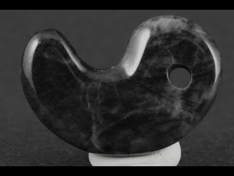糸魚川産 黒翡翠 勾玉 8.8g / Japanese Jadeite Magatama - YouTube