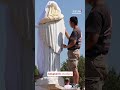 Poškodovali Marijin kip in zažgali oltar
