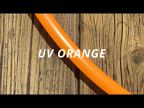 Dieses Video zeigt unser Polypro Hula Hoop Modell „UV Orange“ als Nahaufnahme in Bewegung bei Sonnenlicht. Wir bieten die Varianten plane (unbehandelt), ange...