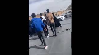 شاهد | عراك بنات 😅 سعوديات على الشارع العام امام الناس 😨