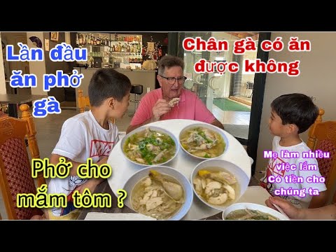 Video Lần đầu tiên ăn phở gà chân gà, ba cha con nói gì/Ẩm... - youtube