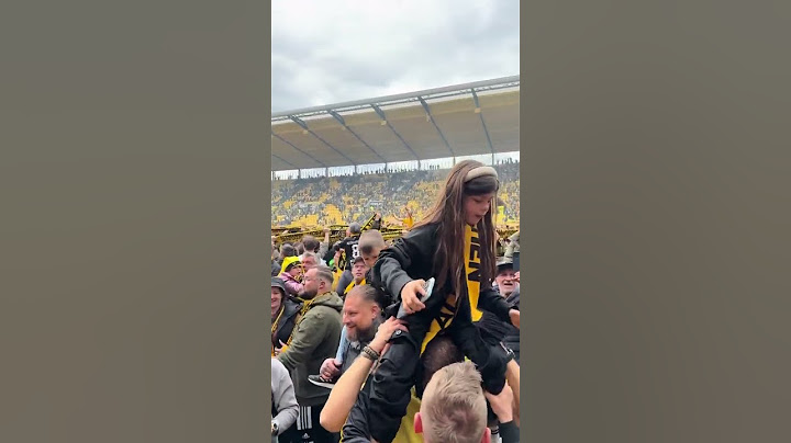 Aachen Fans feiern Aufstieg auf dem Platz
