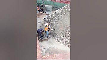 Barge Unloading 1300 Tons of Phosphate Rock-relaxing unloading video