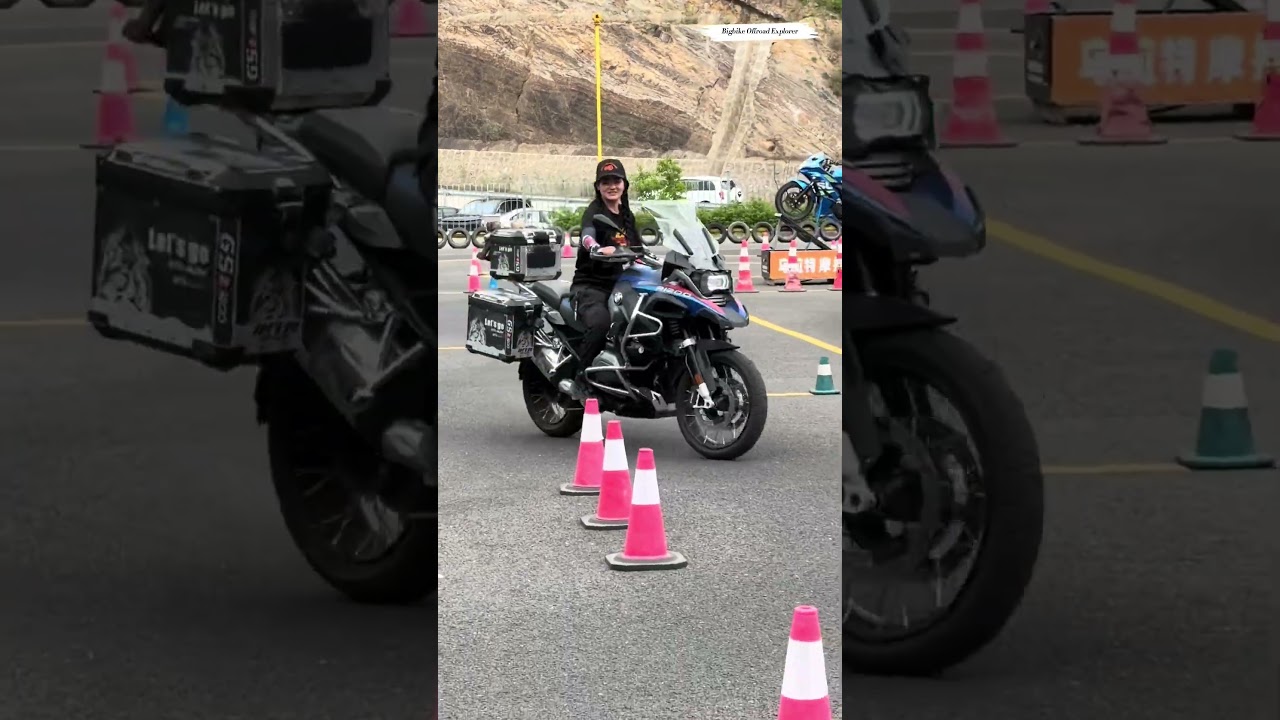 One-handed slalom on a massive BMW R1250GS! Effortless 🔥 #girlrider #bmwgs #motorcycleskills