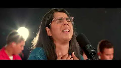 Video Oficial/Algo Pasa/July Ann Alvarado
