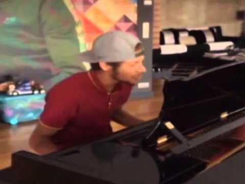 Neymar canta e toca piano