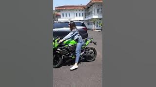 ARTIS LADIES BIKER Test Ride Kawasaki 'ZX25R'...Langsung Pengen Donk...