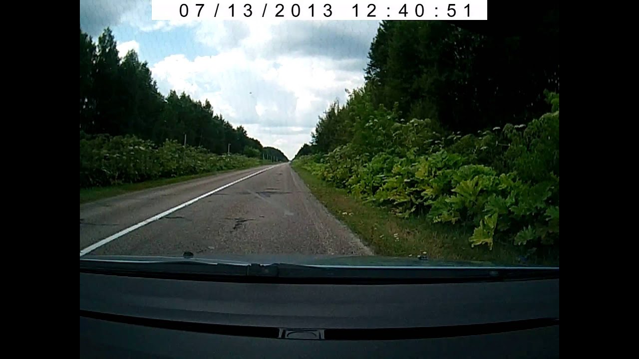Conducía por una ruta rusa cuando un auto volcó y casi se estrella contra su parabrisas.