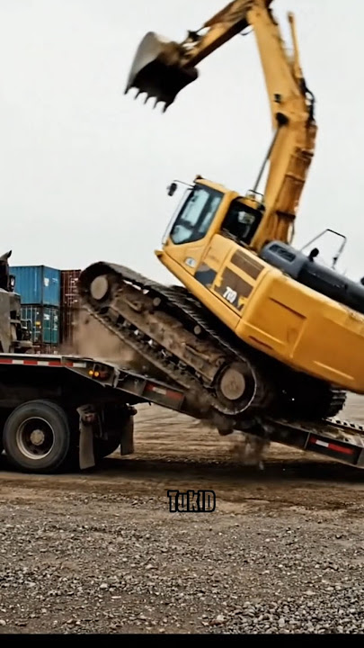 Excavator Tergelincir Saat Naik ke Atas Truk!Excavator Slips While Climbing onto the Truck! #shorts