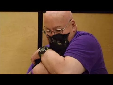 Мужчина приютил брошенного котенка. Через 3 дня кот спас ему жизнь!