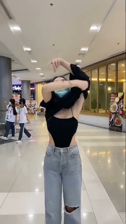 viral cewek buka baju di mall