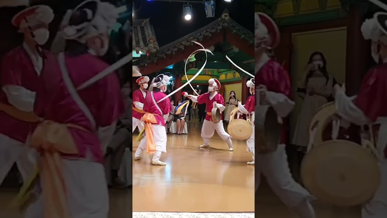 사물놀이는 꽹과리, 북, 장구, 징 네 가지 악기 놀이로 1978년 무대예술로 태어났다. 풍물놀이는 야외, 사물놀이는 주로 ...