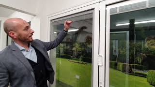 How do integral blinds work in bifold doors? What are the different types of integral blinds?