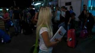 Tio-Studente Emy Loopt Stage Als Hostess