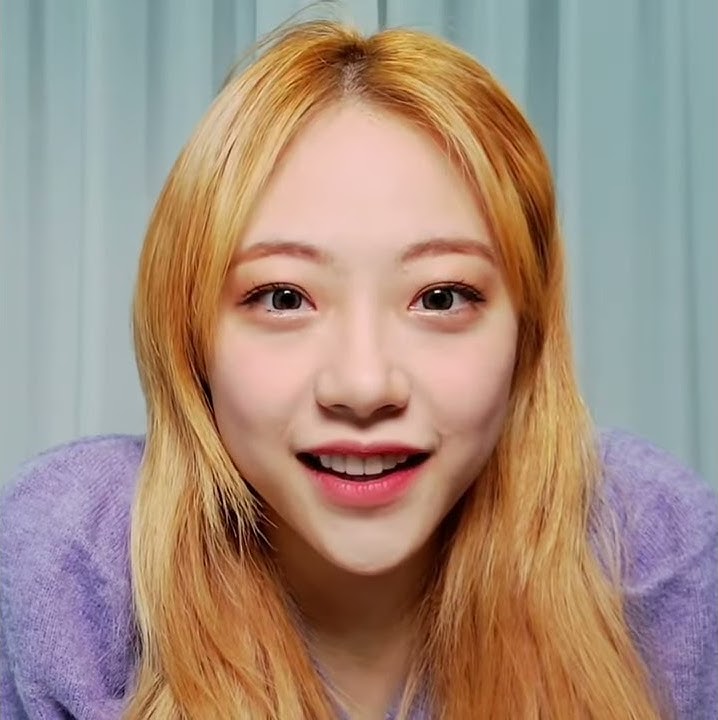 Cignature Jeewon saying 'Will you marry me?'